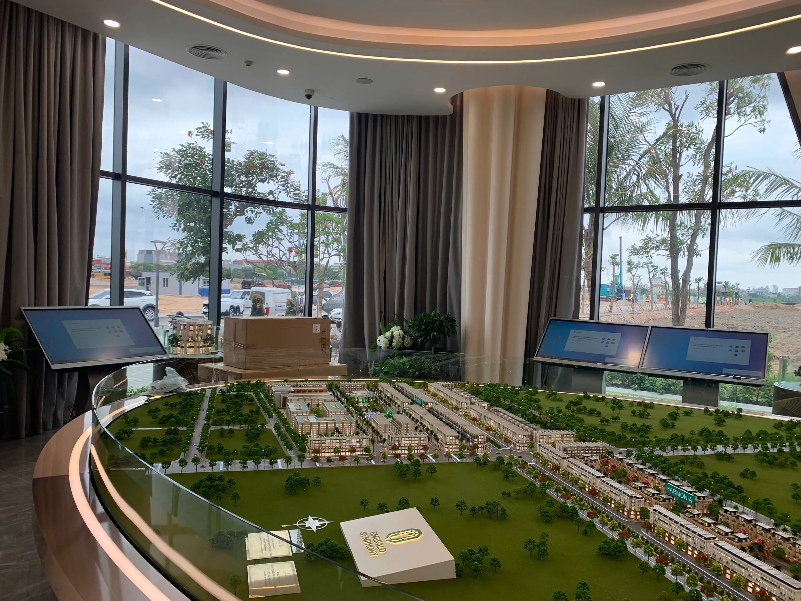 Ch&acirc;n quỳ cho m&agrave;n h&igrave;nh tương t&aacute;c
