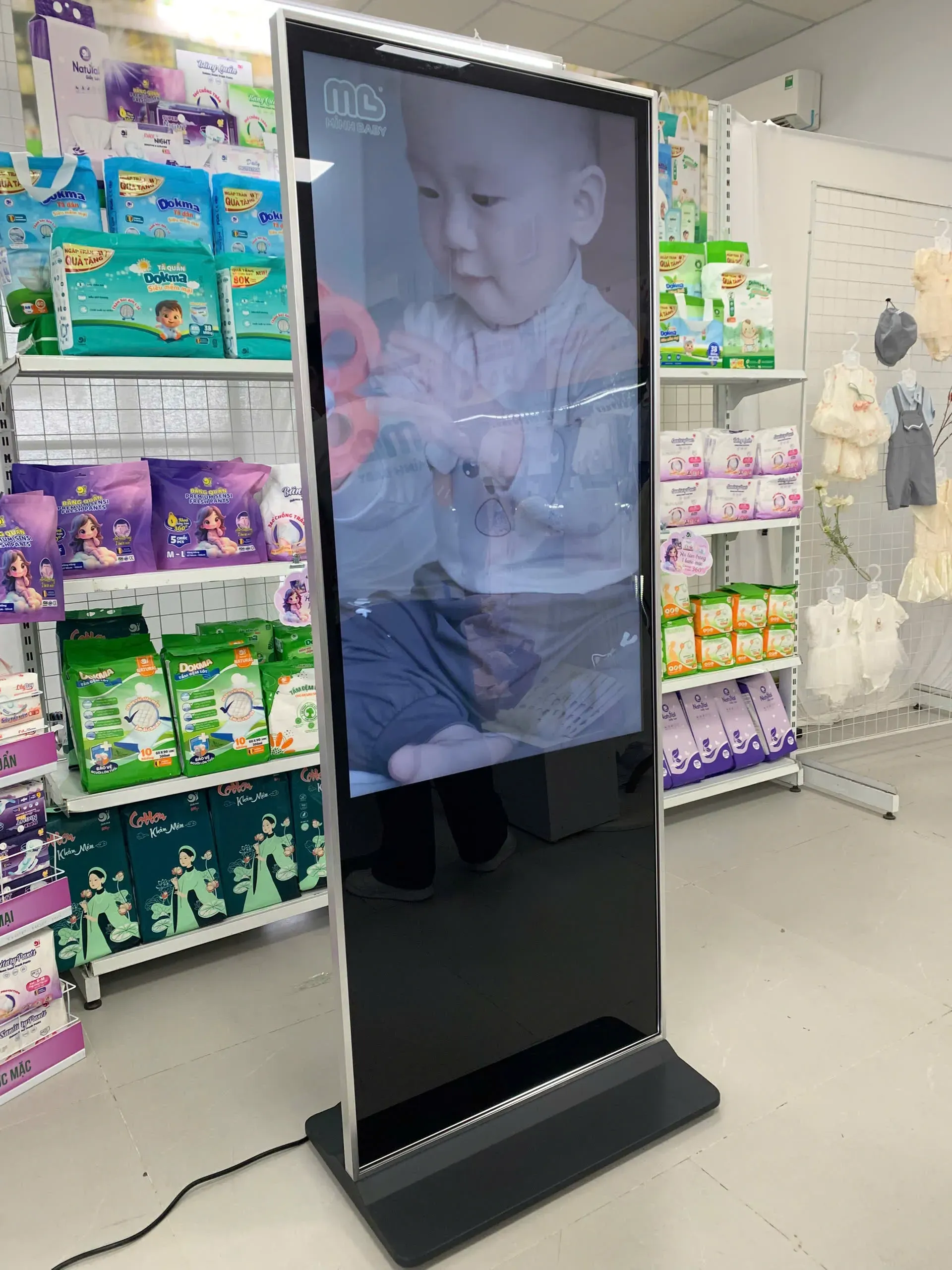 M&agrave;n h&igrave;nh quảng c&aacute;o standee đ&atilde; triển khai