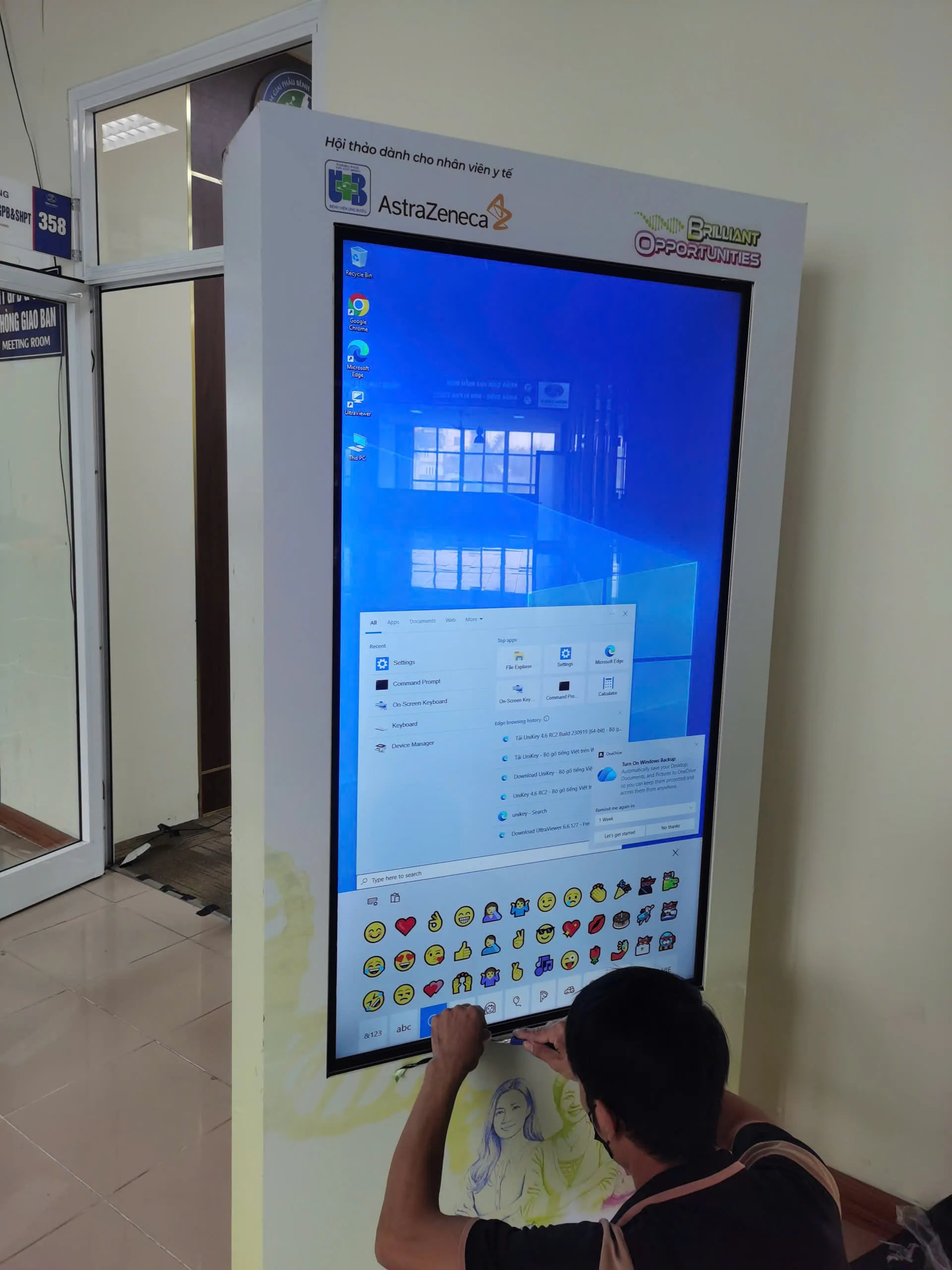 Màn hình cảm ứng chân đứng Windows