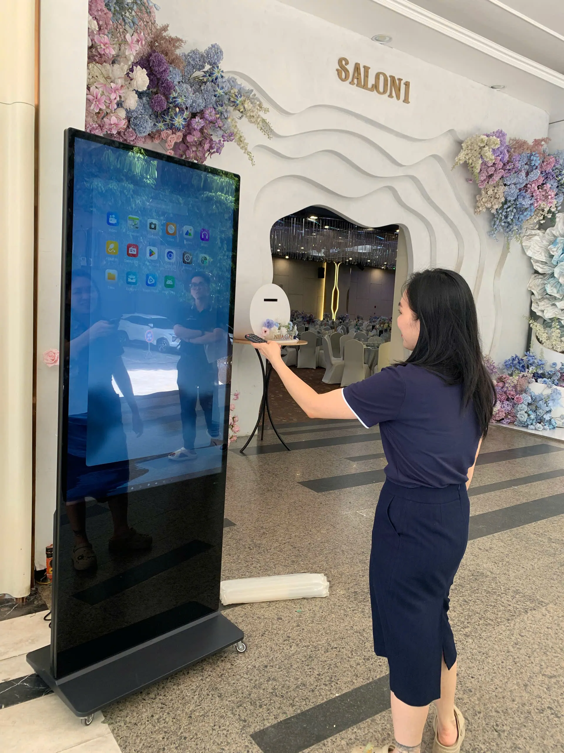 M&agrave;n h&igrave;nh standee tại H&agrave; Nội
