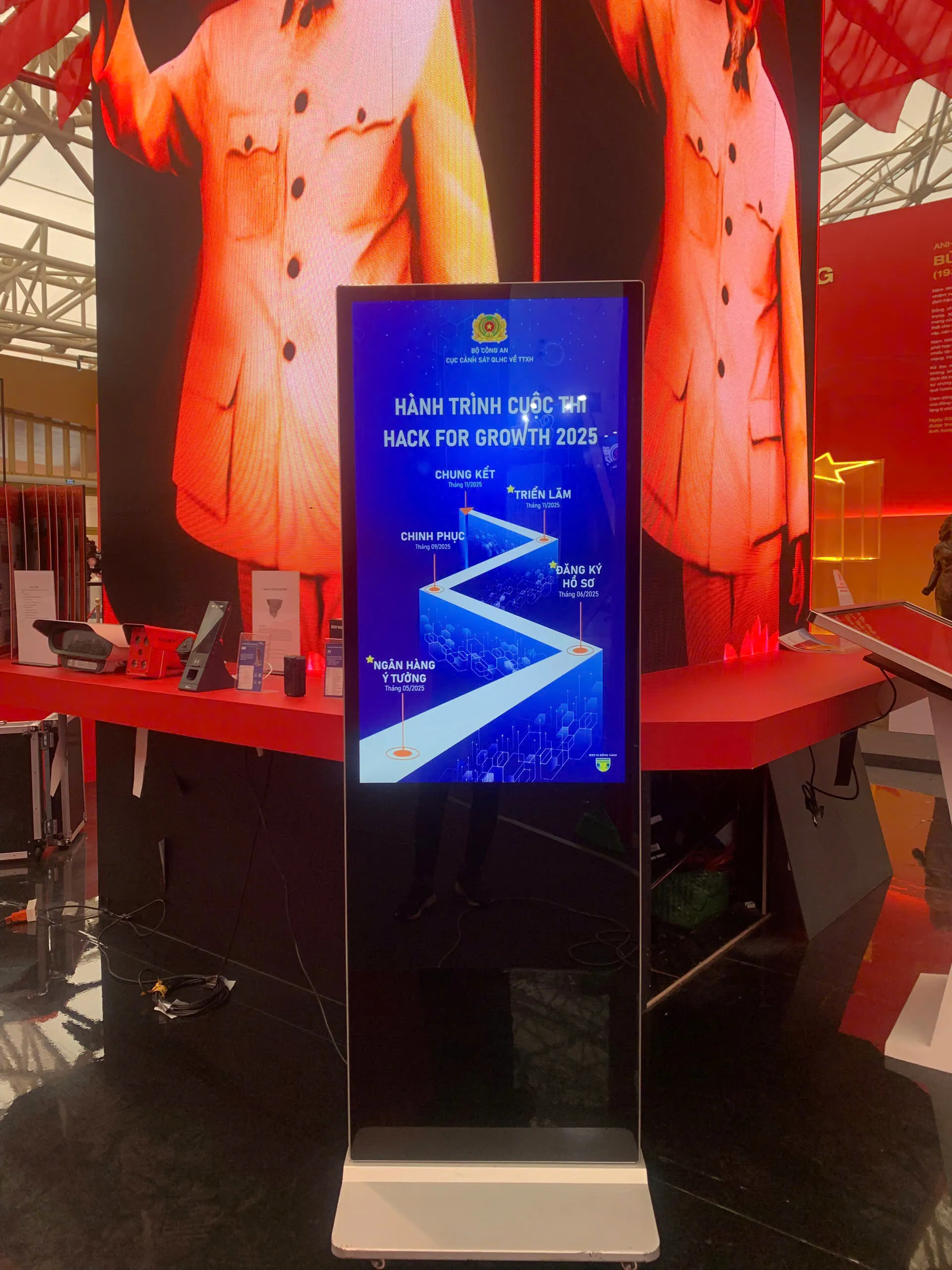 m&agrave;n h&igrave;nh standee điện tử