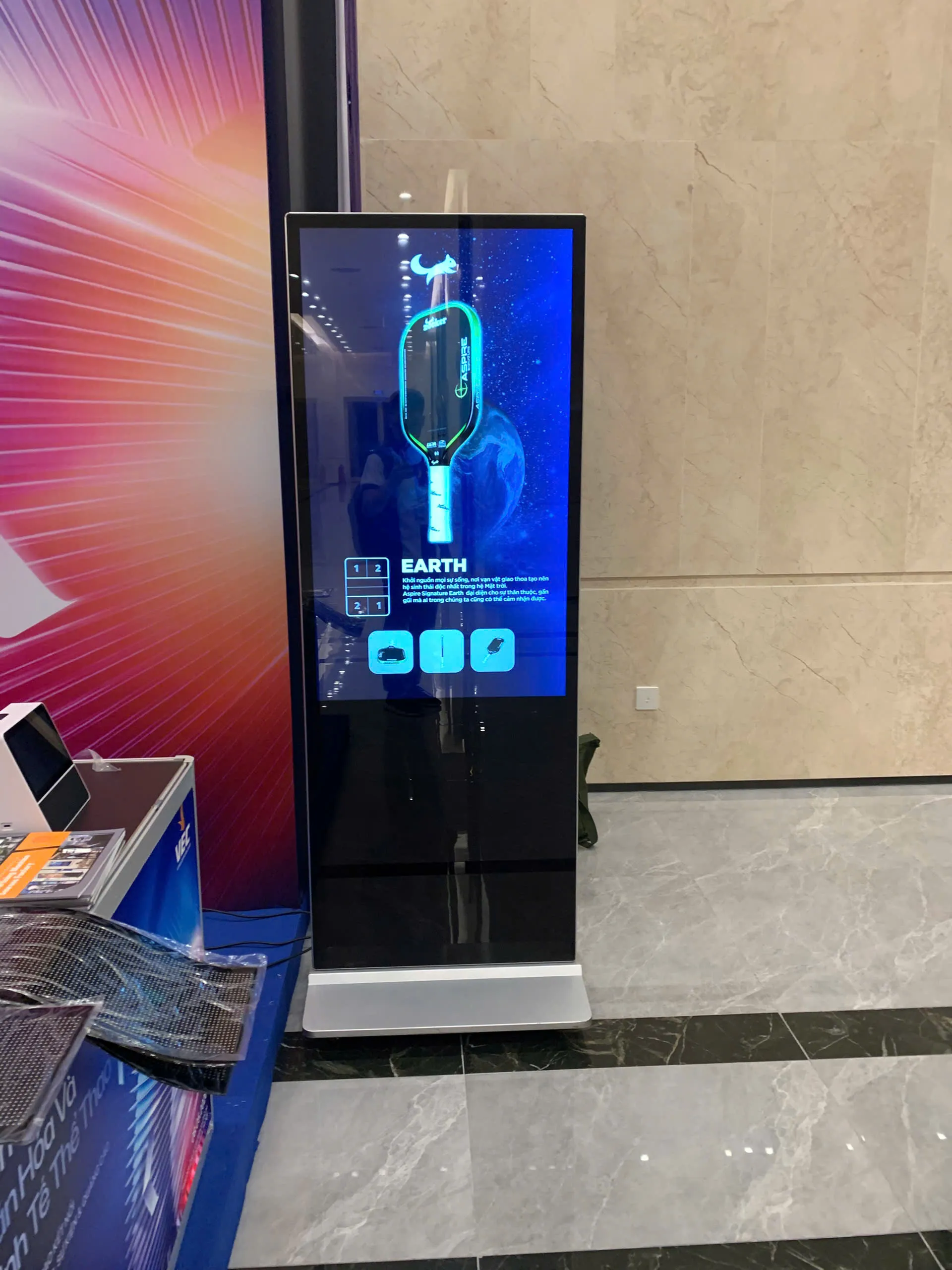 m&agrave;n h&igrave;nh quảng c&aacute;o standee