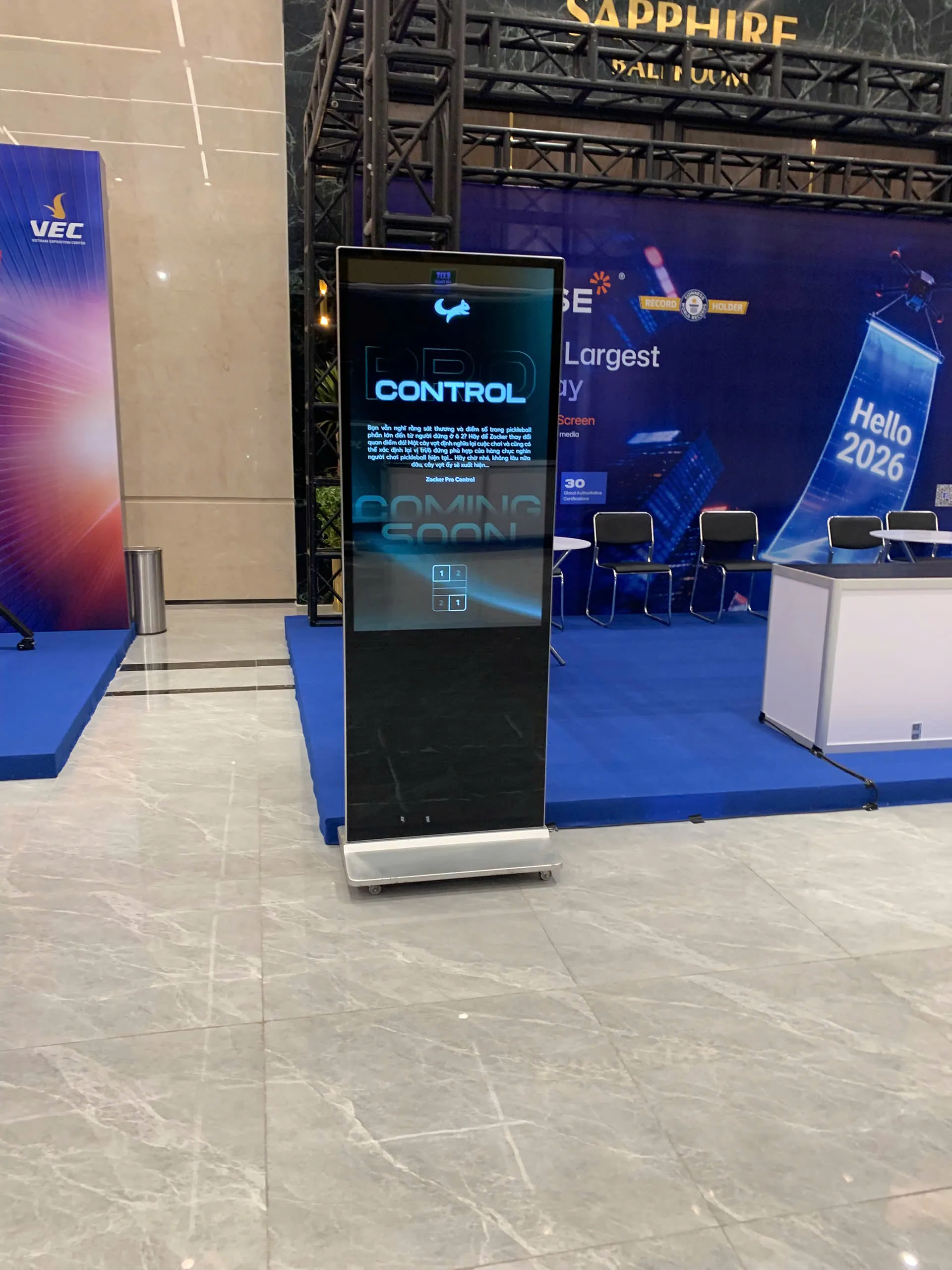 m&agrave;n h&igrave;nh quảng c&aacute;o standee