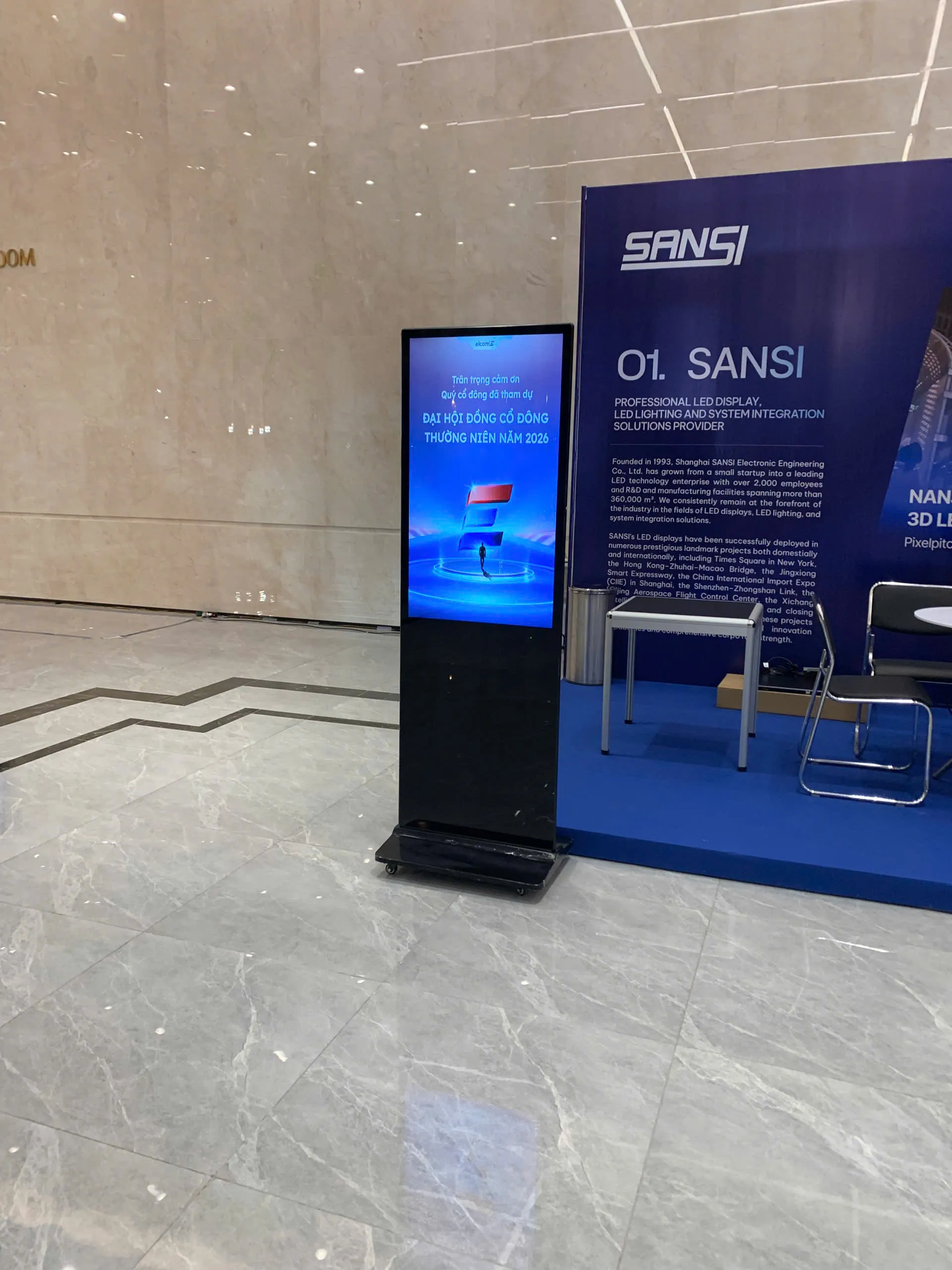m&agrave;n h&igrave;nh quảng c&aacute;o standee